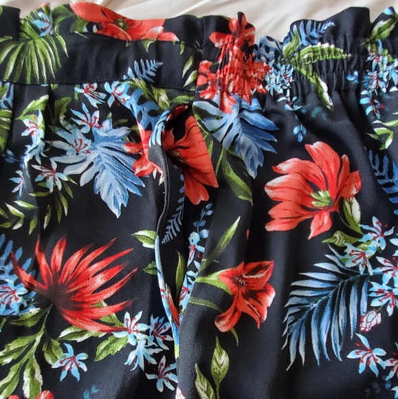 Black Floral Flowy Shorts - Picture 5 of 7